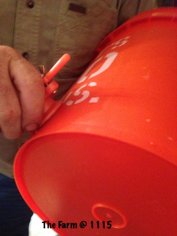 Installing a honey gate in a 5gal bucket